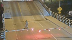 VIDEO: Cyklistka nerešpektovala rampy. Takmer ju pripučil zdvíhací most