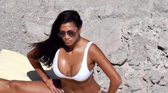 Nicole Scherzinger na pláži s priateľom. Nohy rozkročila doširoka