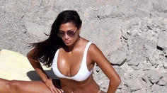 Nicole Scherzinger na pláži s priateľom. Nohy rozkročila doširoka