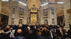 Dav čakajúci na rozlúčku s pápežom nie a nie sa skončiť. Desaťtisíce ľudí stáli pred bazilikou aj uprostred noci