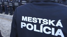 Fotka dňa. Kuriérovi jedla spadli do kanalizácie kľúče, pobaví vás, ako reagoval policajt