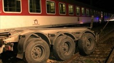 Nehoda sa vo Veľkých Kozmálovciach: Rušeň tlačil kamión desiatky metrov