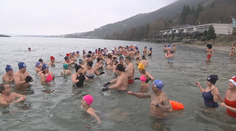 Tesne nad nulou a voda v Šírave prilákala ľudí v plavkách. Otužilci otvorili zimnú sezónu