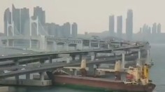 VIDEO: Kapitán nasmeroval nákladnú loď rovno do mosta plného áut