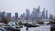 Zaplavené ulice, uviaznuté autá a brodiaci sa ľudia. New York zasiahli rekordné dažde