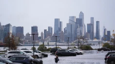 Zaplavené ulice, uviaznuté autá a brodiaci sa ľudia. New York zasiahli rekordné dažde