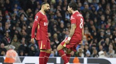 Šláger pre Liverpool, City visí nad priepasťou. Dúbravka po podpise novej zmluvy prestrelku sledoval len z lavičky