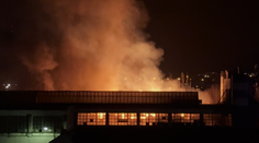 FOTO a VIDEO: Požiar výrobnej haly vo Zvolene. Plamene pohltili celý objekt