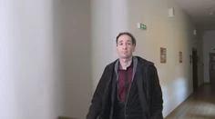 Slovenského herca odsúdili za zabitie partnera na 10 rokov. Vinu sa snažil hodiť na svoju mamu