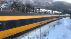 Tragédia pri Stankovanoch. Muž chcel zachrániť manželku, skončil pod kolesami vlaku