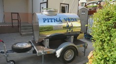 Časť Nitry je bez vody. Pred panelákmi stoja cisterny, žiaci museli ostať doma