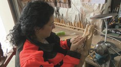 Cez deň v uniforme, vo voľnom čase s dlátami v ruke. Alena má na ženu nezvyčajný koníček