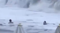 VIDEO: Túžba po fotkách sa jej stala osudnou. Ženu (†20) stiahlo rozbúrené Čierne more