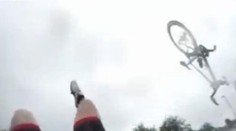 Au, to muselo bolieť! Cyklista po náraze autom vyletel do vzduchu