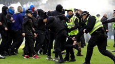 VIDEO: Lietali päste aj pyrotechnika, zasahovať museli desiatky policajtov. Ultras sa bili priamo na trávniku