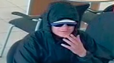 Polícia pátra po tomto mužovi. Mohol by objasniť podvod v banke v Ružomberku