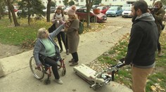 Je na vozíku a nevie sa dostať do bytu. Pre vek jej nechcú prideliť asistenta