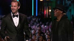 Sexy predstaviteľ Tarzana odovzdával cenu bez nohavíc, len v slipoch!