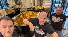 Špecifický prístup Igora Matoviča k možnému odvolávaniu vlády. Ukázal sa v apartmáne so zlatou vaňou, kde bol premiér