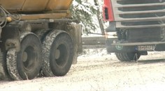 Trápenie kamiónov na vernárskom kopci. Nepomohli ani reťaze