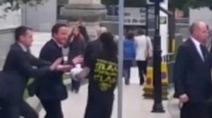 Britského premiéra Camerona atakoval na ulici bežec