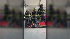 Aj hasiči majú rytmus v krvi. Košickí bojovníci s ohňom oslávili Medzinárodný deň tanca vtipnou choreografiou
