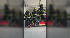 Aj hasiči majú rytmus v krvi. Košickí bojovníci s ohňom oslávili Medzinárodný deň tanca vtipnou choreografiou
