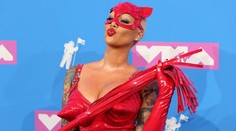 Hudobné ceny či skôr porno ceny? Speváčka si rozopla sako a bez okolkov vyvalila prsník