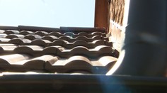 Objednal si novú strechu, spravili ju vraj fuškársky. Opravy sa už nevie domôcť