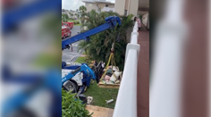 VIDEO: Morbídne obézneho muža prepravili do nemocnice s pomocou žeriava. Museli vybúrať aj časť muriva