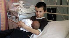 Najmladší otecko (13) v Británii vyvolal rozruch. Všetko je ale inak