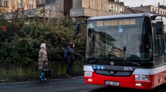 Nehoda autobusu v Prahe: Vodič počas jazdy skolaboval, hlásia zranených