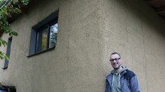 FOTO: Slovák si postavil dom výlučne z prírodných materiálov