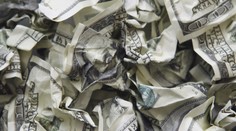 Koniec! Zastavili tlačenie dolárov