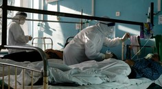 Šokujúca exkurzia má zmeniť názor známym antivaxerom. Ruskí lekári ich pozvali do „covidárií“