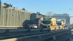 Rušné ráno v hlavnom meste. Nehoda sanitky, kamióna a auta paralyzovala dopravu