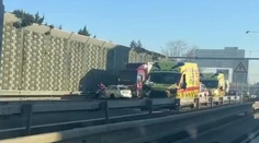 Rušné ráno v hlavnom meste. Nehoda sanitky, kamióna a auta paralyzovala dopravu