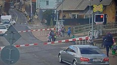 Učiteľky, ktoré hnali deti cez uzavreté železničné priecestie, trestu nakoniec neušli