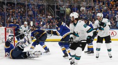 San Jose sa ujalo vedenia v sérii so St. Louis, tretí zápas rozhodol kontroverzný gól