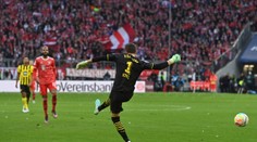 Nezvládol ľahký odkop a Bayern oslavoval gól spoza polovice. „Frajerom“ na záver brankár Dortmundu