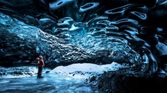 Na Islande sa počas exkurzie zrútila ľadová jaskyňa. Dve osoby z 25-člennej skupiny sú nezvestné