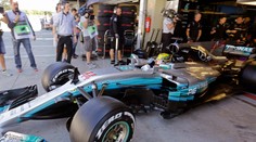 Členov Hamiltonovho tímu prepadli a ohrozovali zbraňami