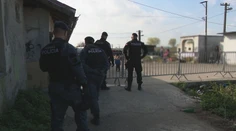 Nerešpektujú štátne zložky, napadli reportérku. Neprispôsobiví občania trnavskej časti Farárske útočia aj na policajtov či hasičov
