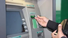 Vyberiete si peniaze z bankomatu a o chvíľu dostanete defekt. Polícia varuje pred trikom zlodejov