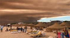 Vysoké oblaky dymu zatienili slnko na niektorých známych plážach v Portugalsku