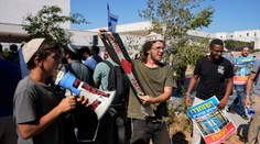 Izraelská armáda obžalovala vojaka z týrania palestínskych väzňov. Mučenie si vraj natáčal