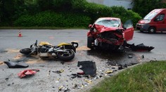 Motorkár (†24) sa v Rožňave zrazil s autom, zomrel v nemocnici