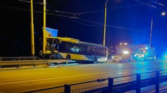 FOTO: Nehoda nočného autobusu v Košiciach. Zostal zaseknutý na zvodidlách