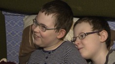 Chorí bratia snívajú o krabici s jedlom a nátierke. S mamou si to nemôžu dovoliť