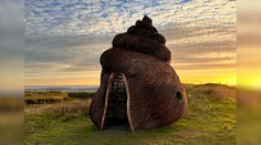 VIDEO: Prístrešok mal pripomínať mušľu, no ľudia v ňom vidia exkrement. Autori diela sa hádajú